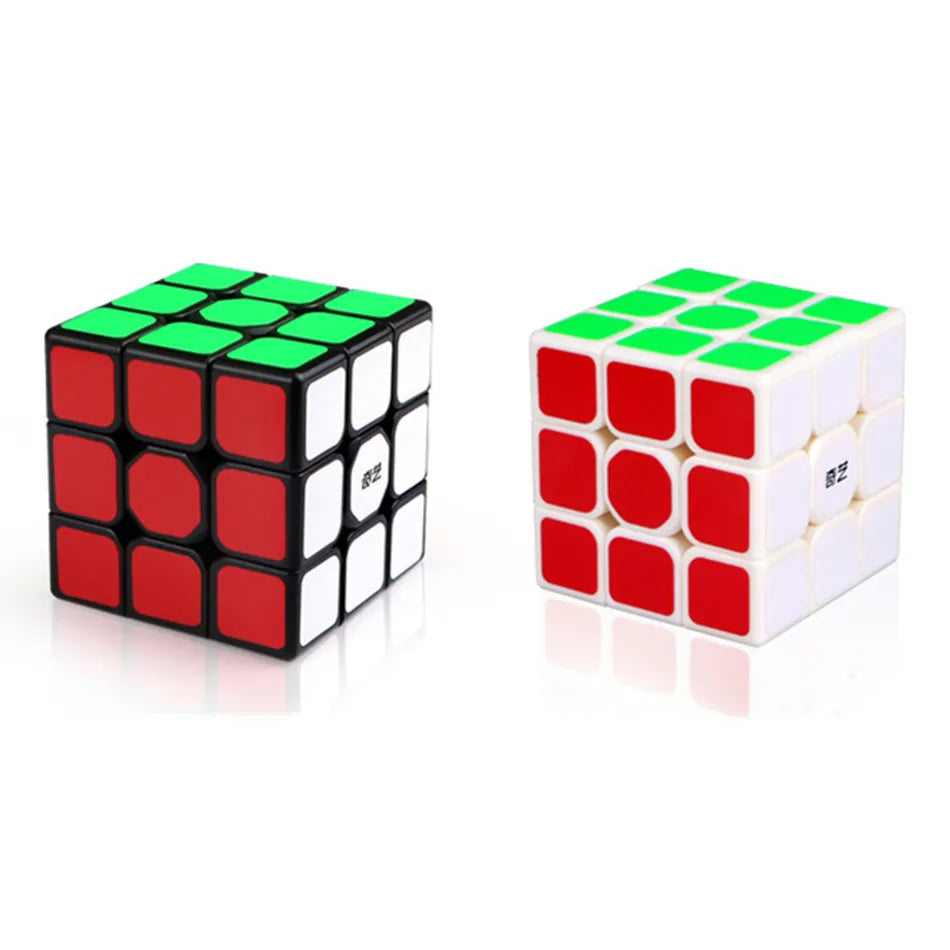 Cube magique 3x3 pour vitesse avec des faces rouges et vertes, vue de dessus.