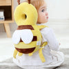 Un bambin portant un sac à dos avec une tête de guêpe jaune à rayures brunes et accents blancs.