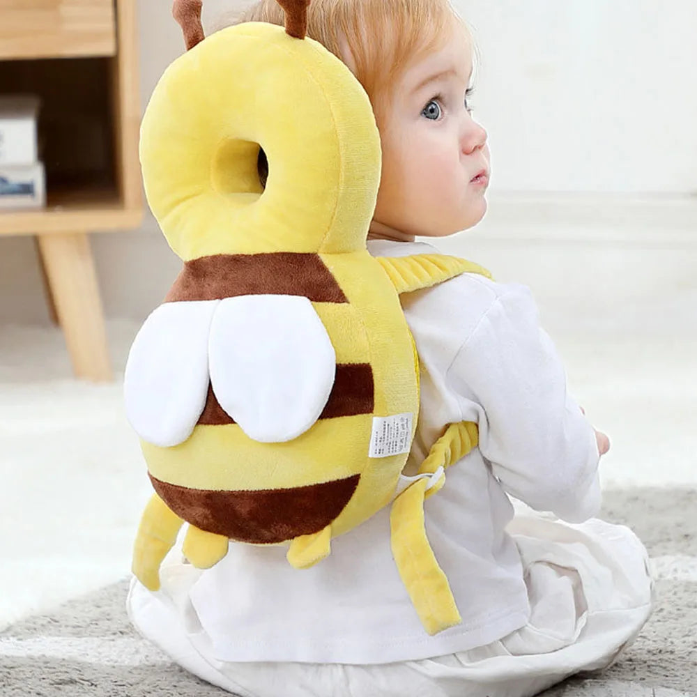 Un bambin portant un sac à dos avec une tête de guêpe jaune à rayures brunes et accents blancs.