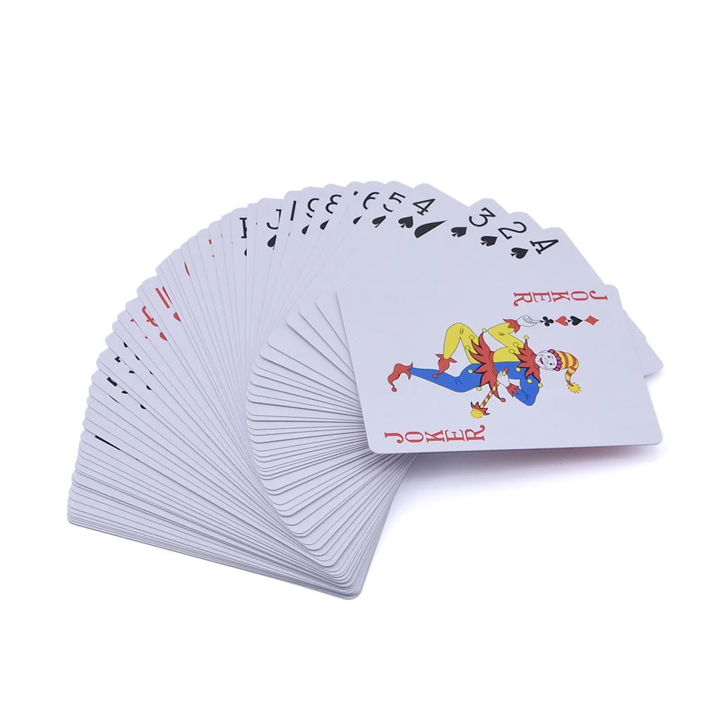 Un fan de cartes blanches avec marquages Joker empilées et éparpillées.