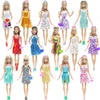 Collection de poupées de mode dans des tenues et accessoires colorés.