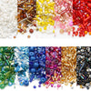Collection de perles de verre mixtes dans diverses couleurs, y compris transparent, ambre, rose, violet et rouge.