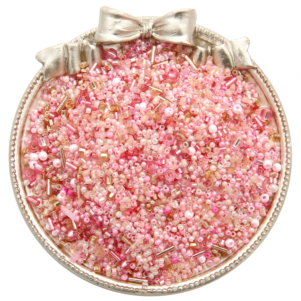 Assiette ronde remplie de perles de verre roses et claires, nouées avec un nœud pour la création DIY.