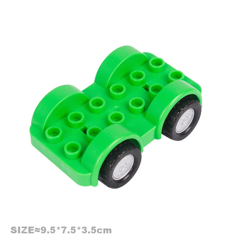 A green city traffic building block set featuring vehicles and a trailer.