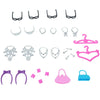 Un ensemble d'accessoires pour poupées comprenant diverses pinces, boucles d'oreilles et un accessoire en silicone rose.