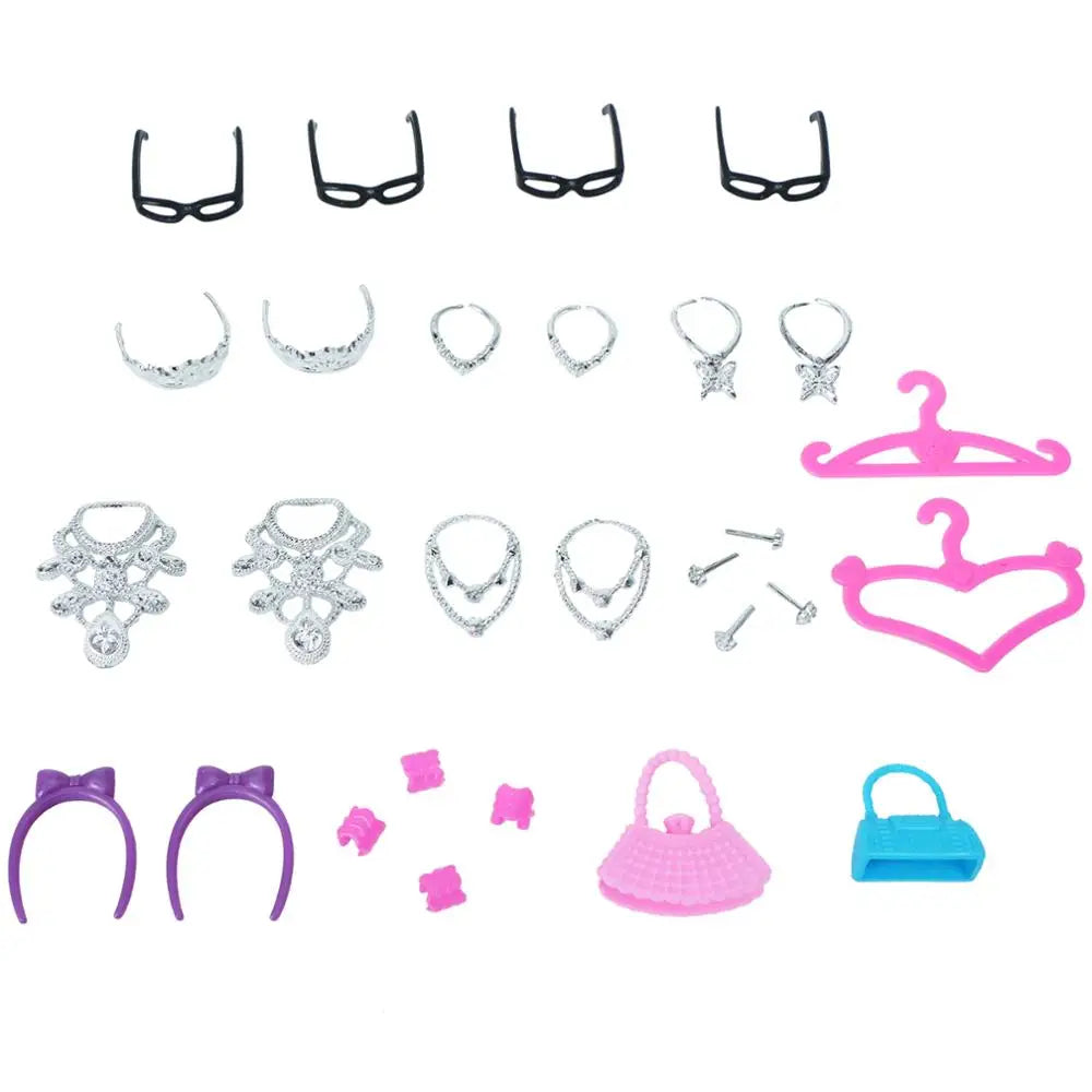 Un ensemble d'accessoires pour poupées comprenant diverses pinces, boucles d'oreilles et un accessoire en silicone rose.