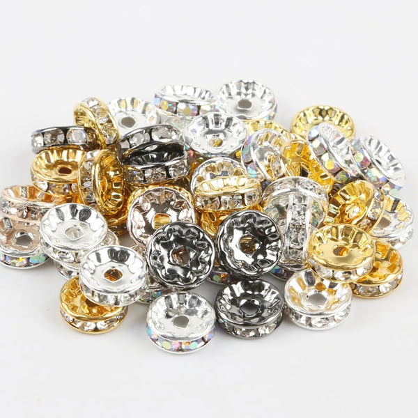 Haufen von Kristall- und goldfarbenen Strass-Spacers für DIY-Schmuck.