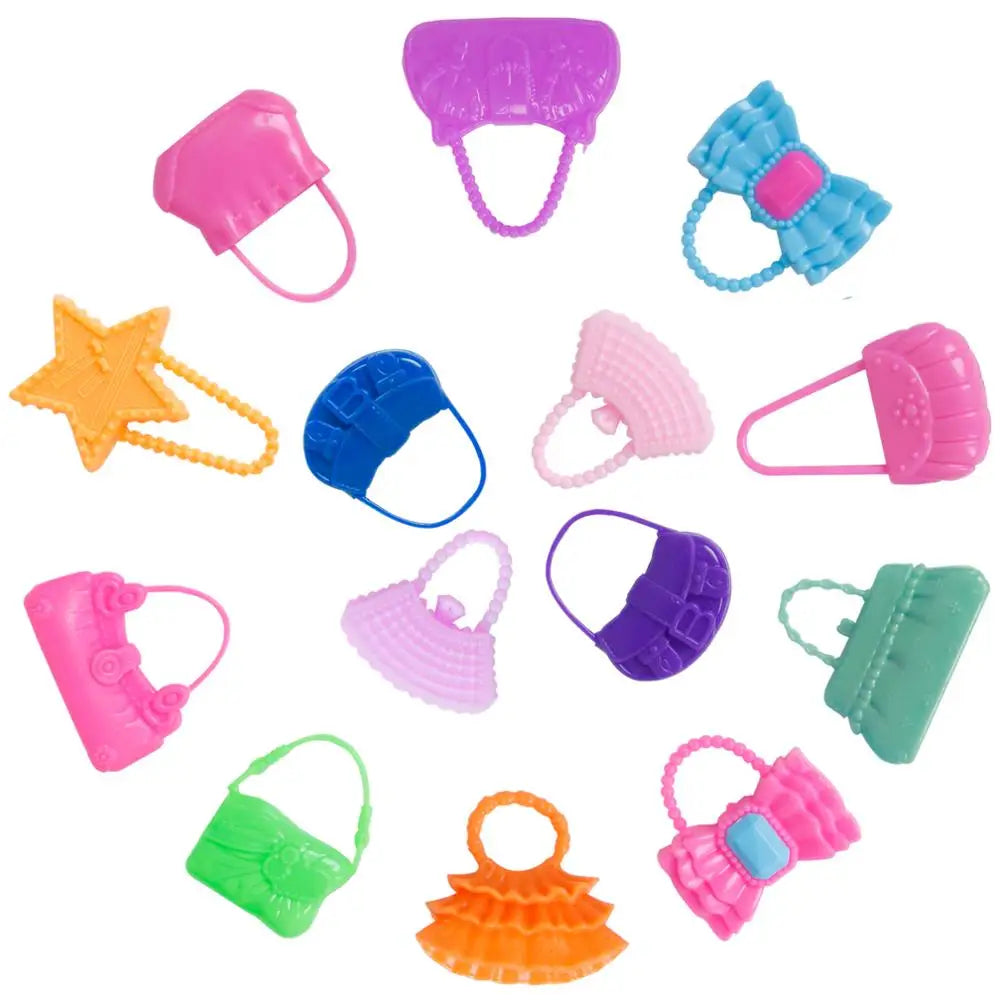 Collection d'accessoires pour poupées en plastique rose, bleu et vert, incluant pinces à cheveux et autres articles décoratif