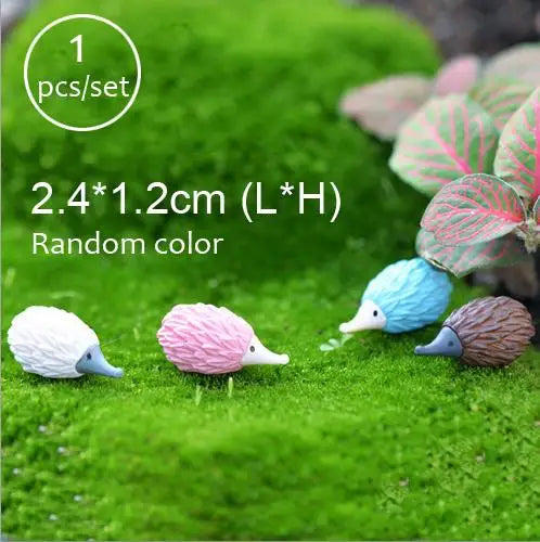 Set of 1 miniature animal figurine in random colors, measuring 2.4 x 1.2 cm.