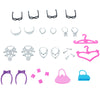 Un ensemble d'accessoires pour poupées comprenant divers boucles d'oreilles, barrettes pour cheveux et un accessoire en plast