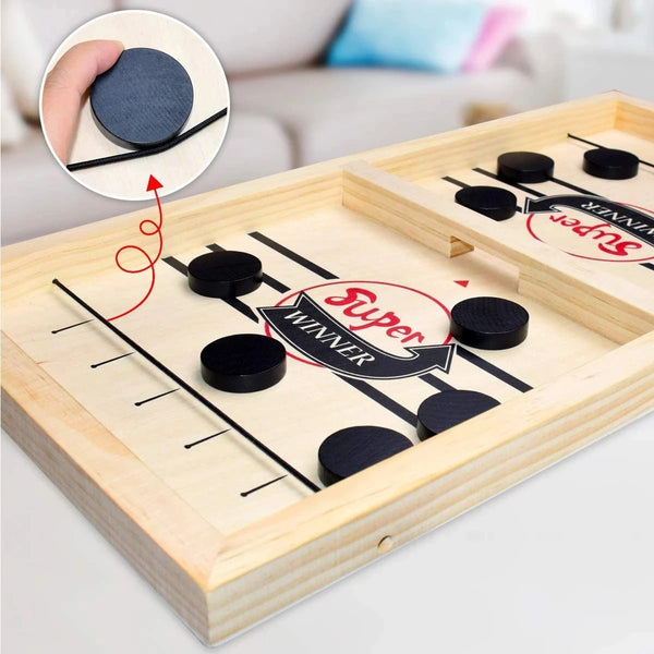 Träspelbräda för puck-spel med svarta puckar och vinnarmarkör, som visar hur man spelar.