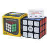 Une boîte de puzzle SpeedCube jaune et un cube noir avec des faces blanches et rouges.