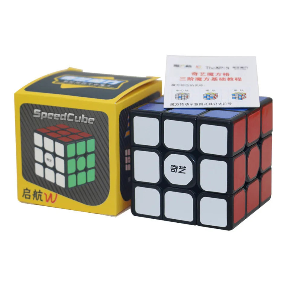 Une boîte de puzzle SpeedCube jaune et un cube noir avec des faces blanches et rouges.