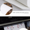 Gros plan d'une peinture sur toile blanche et d'une imprimante Epson qui imprime un motif floral sur du papier.