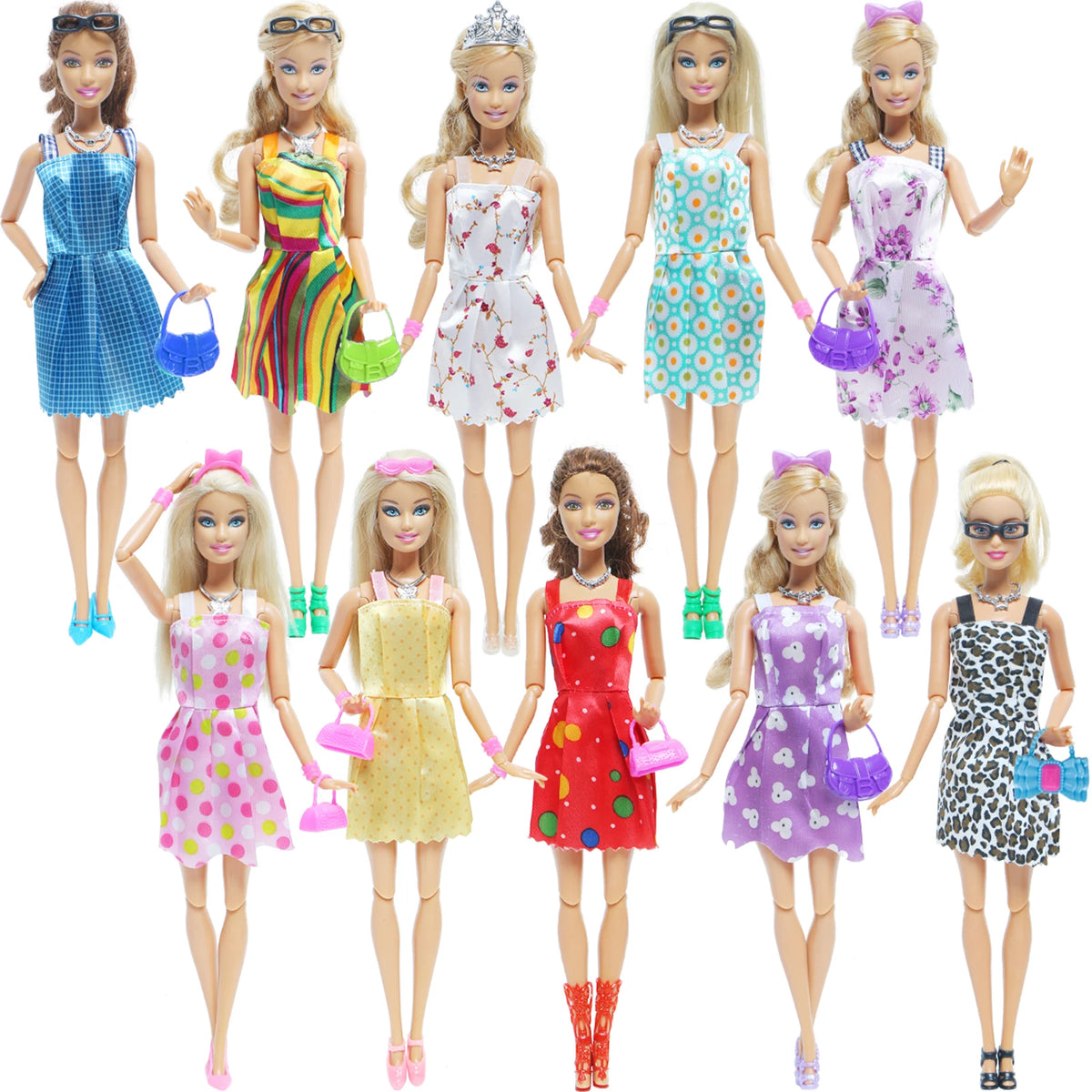 Collection de poupées de mode avec diverses robes et accessoires colorés.