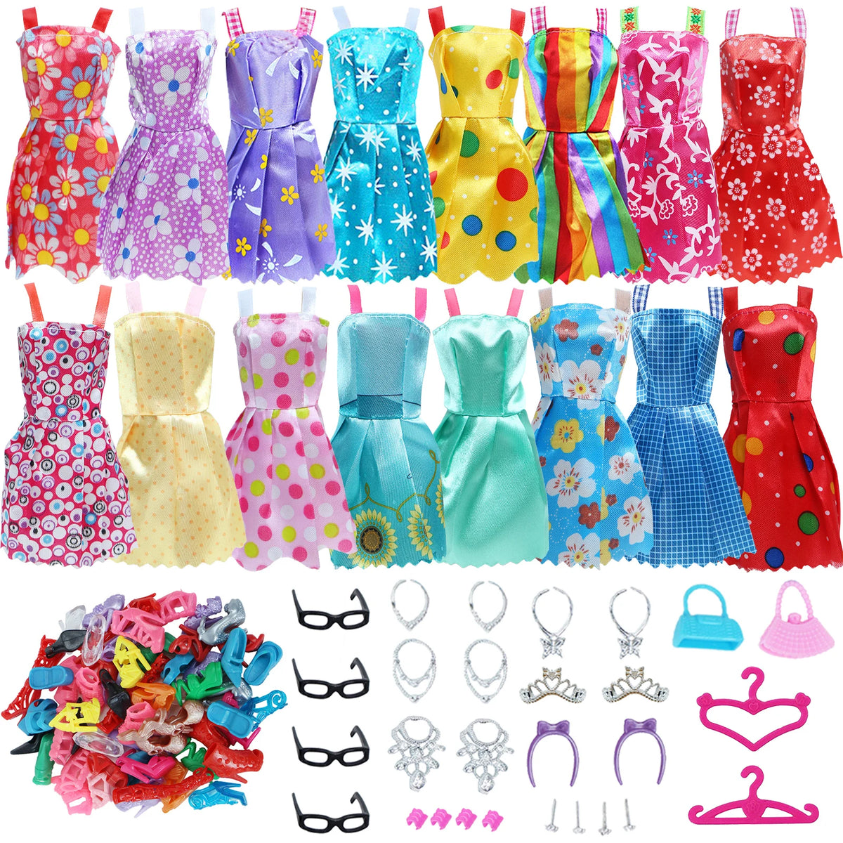 Collection d'accessoires pour poupées comprenant des nœuds, des vêtements et de petits outils en plastique.