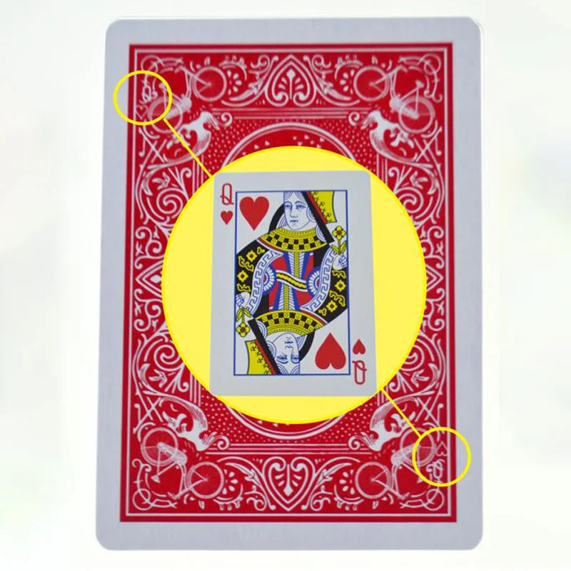 Carte rouge d'un jeu, Dame de Cœur, avec un surlignage circulaire et des décorations environnantes