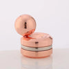 Une pile de trois spinners de bureau en métal rose or avec différentes tailles et finitions.
