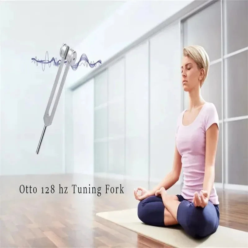 امرأة تتأمل مع شوكة ضبط رنين (Otto 128 هرتز) لتخفيف التوتر.