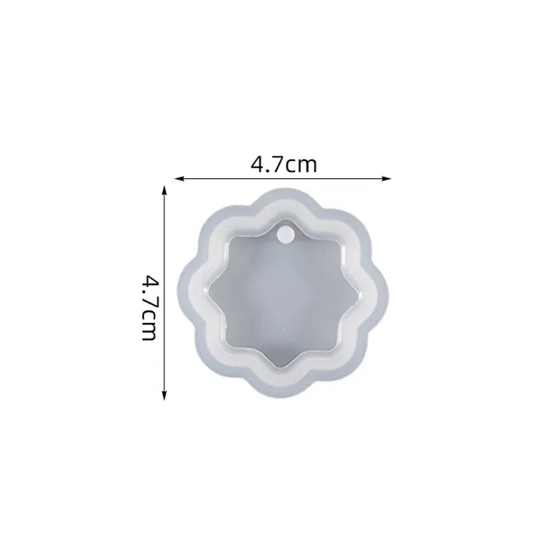 A heart-shaped silicone mold for resin jewelry making, measuring 4.7cm in height.