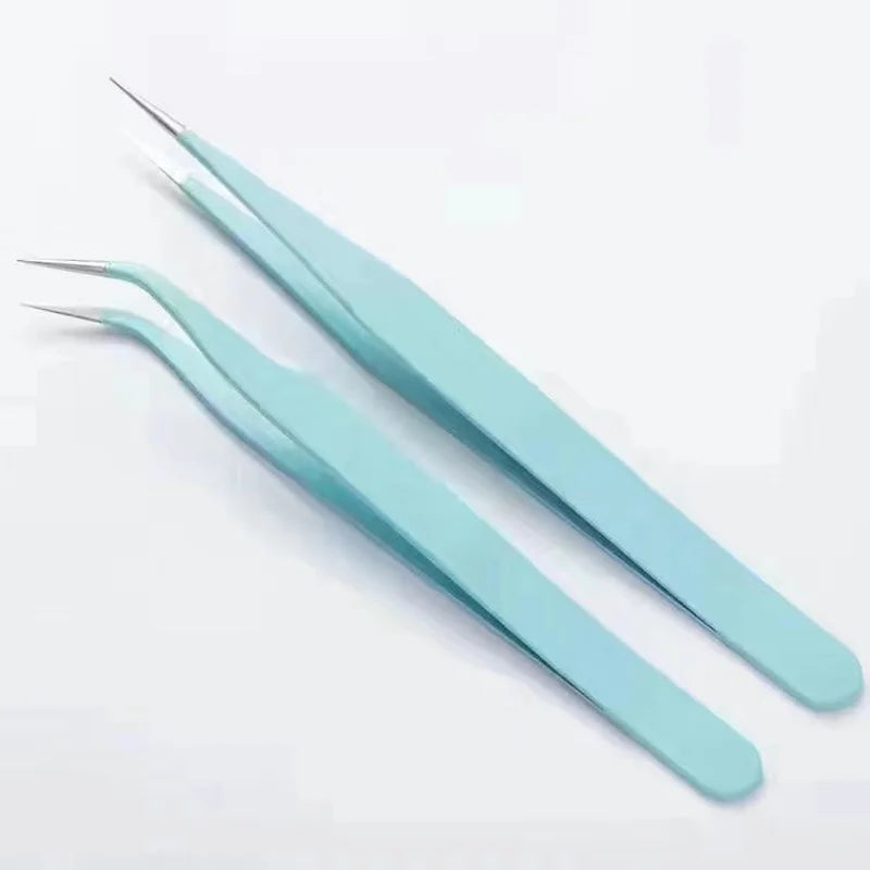 Une paire de pinces de précision bleu clair pour la création et le journal