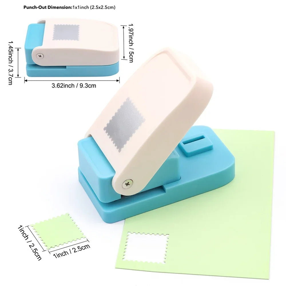Un poinçon pour timbres carré est montré à côté d'un morceau de papier, démontrant sa taille et sa fonction.