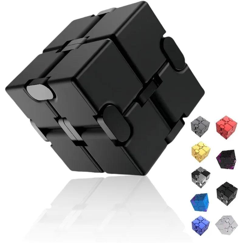 Cube anti-stress en métal noir à l'infini avec des pièces colorées sur une surface réfléchissante.