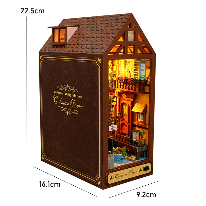 Braunes Miniatur-Puppenhaus-Set mit Satteldach und detaillierter Innenmöbel.