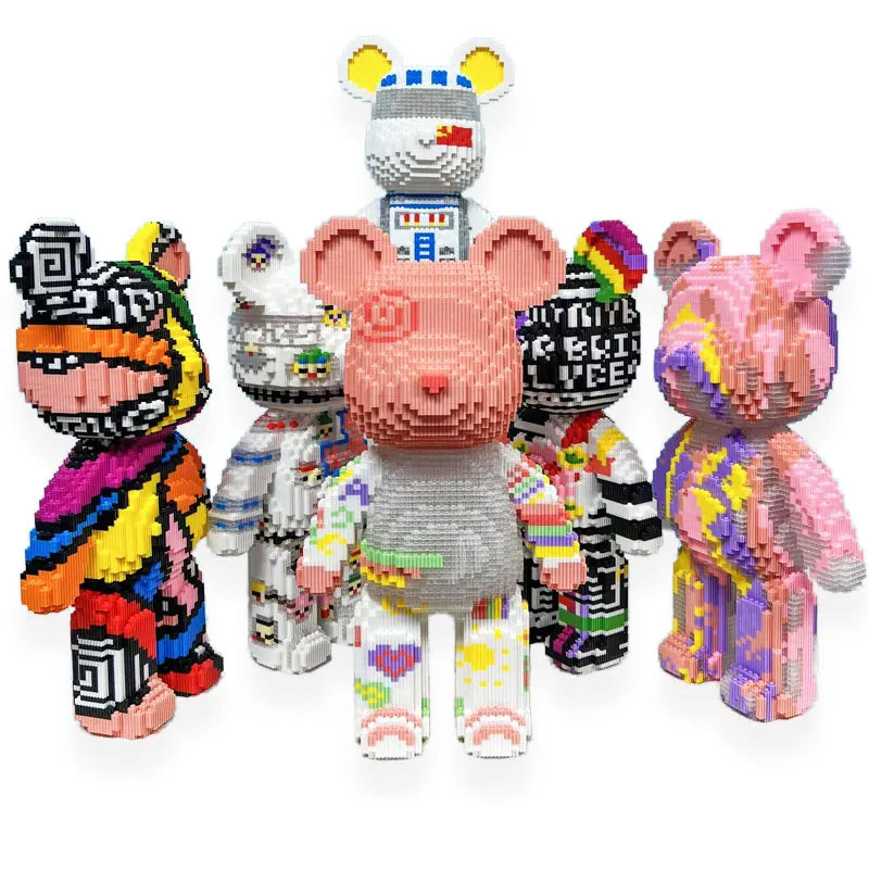 Eine Sammlung von niedlichen Bausätzen mit Bären-Motiv aus rosa, weißer und gelber Plastik.