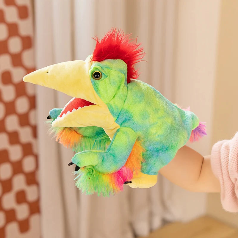 Poupée marionnette de dinosaure à la main avec peau verte et jaune et plumes rouges.
