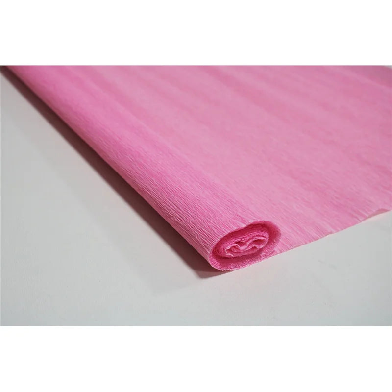 Rosa Crêpepapierblumen, gerollt zu einem Zylinder für DIY und Basteln
