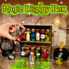 Eine Hand hält eine Magie-Displaybox mit farbenfrohen Tränken und Zutaten für ein DIY-Feenmagie-Set.