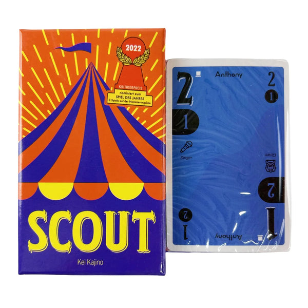 Schachtel des Scout-Kartenspiels mit Pyramidenmuster und der Aufschrift SCOUT
