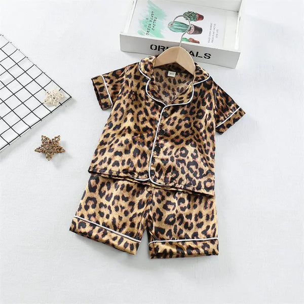 Ensemble de pyjamas pour enfant à imprimé léopard, comprenant un haut à manches courtes et un bas assorti.
