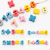 Perles en bois colorées en laçage formant des chiffres et lettres pour l'apprentissage Montessori