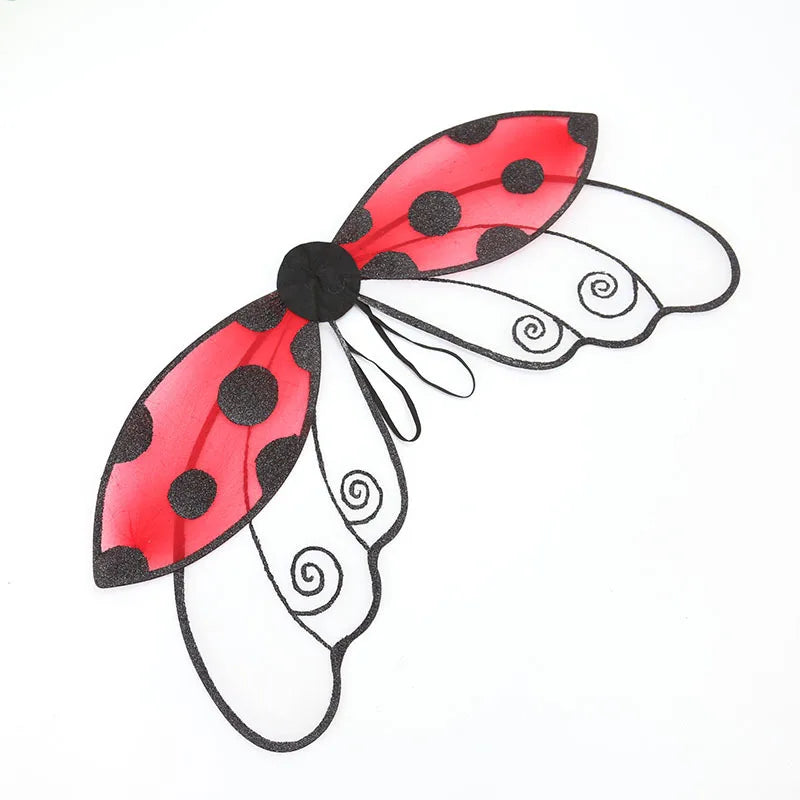 Une paire d'ailes de coccinelle rouges et noires pour un costume.