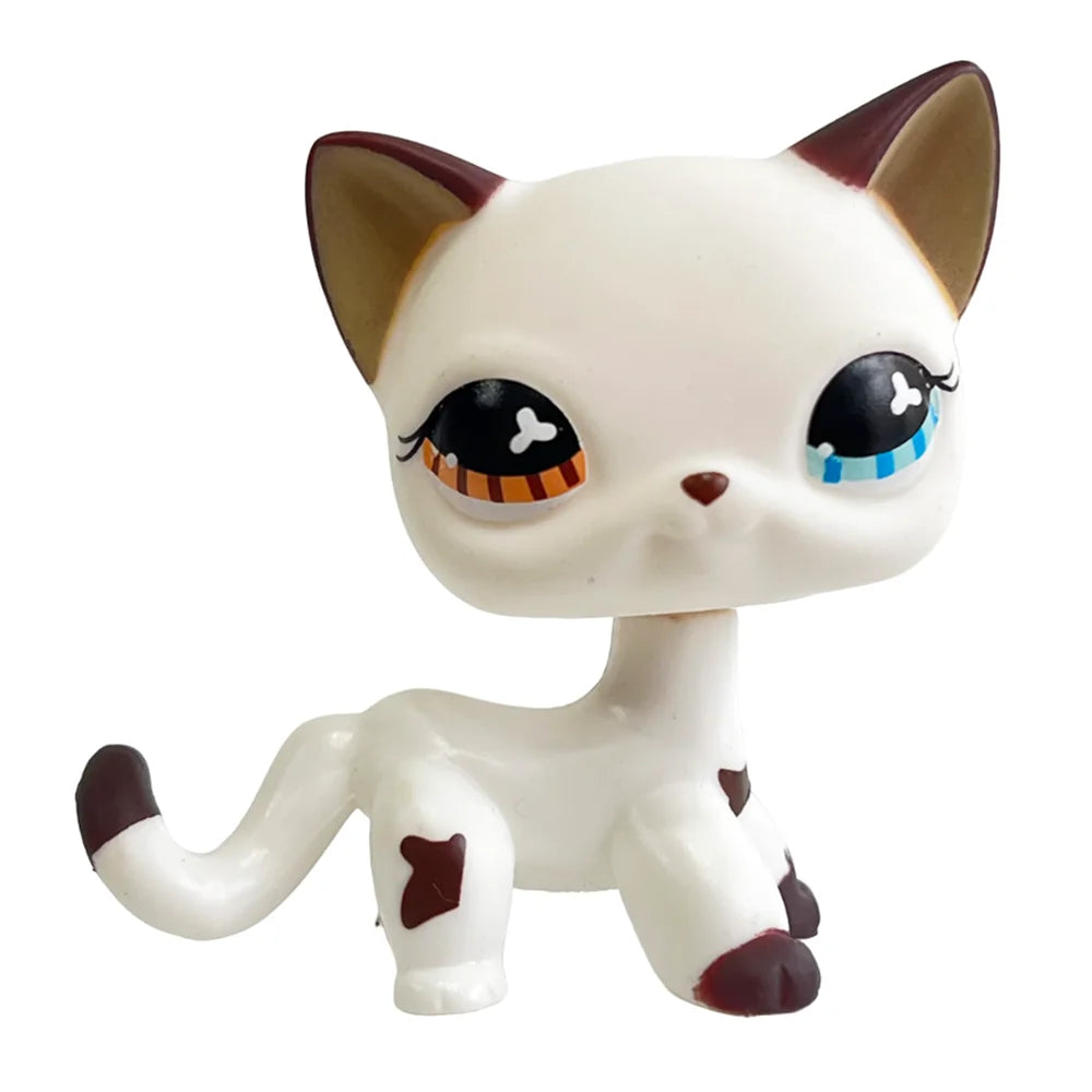 Sammler-Katzenfigur mit weißem Fell und braunen Markierungen, die nach vorne blickt.