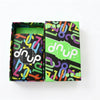 Une boîte du jeu de cartes Dnup avec des motifs abstraits colorés sur l'emballage.