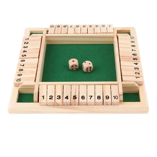 Ett träspelbräde för fyra spelares tärningsspel med numrerade trätärningar och ett grönt spelområde.
