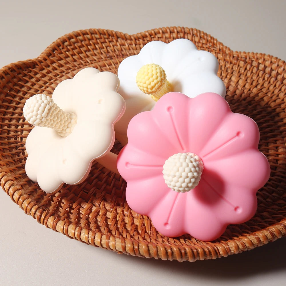 Rosa und weißer Silikonblüten-Säuglings-Teether auf einem geflochtenen Korb