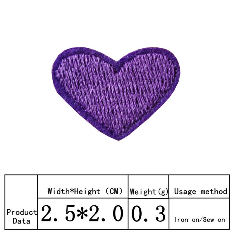 Un patch brodé en forme de cœur violet sur fond blanc.
