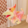 Un jouet en peluche de main de dinosaure avec des couleurs orange et rose tenu par une personne.