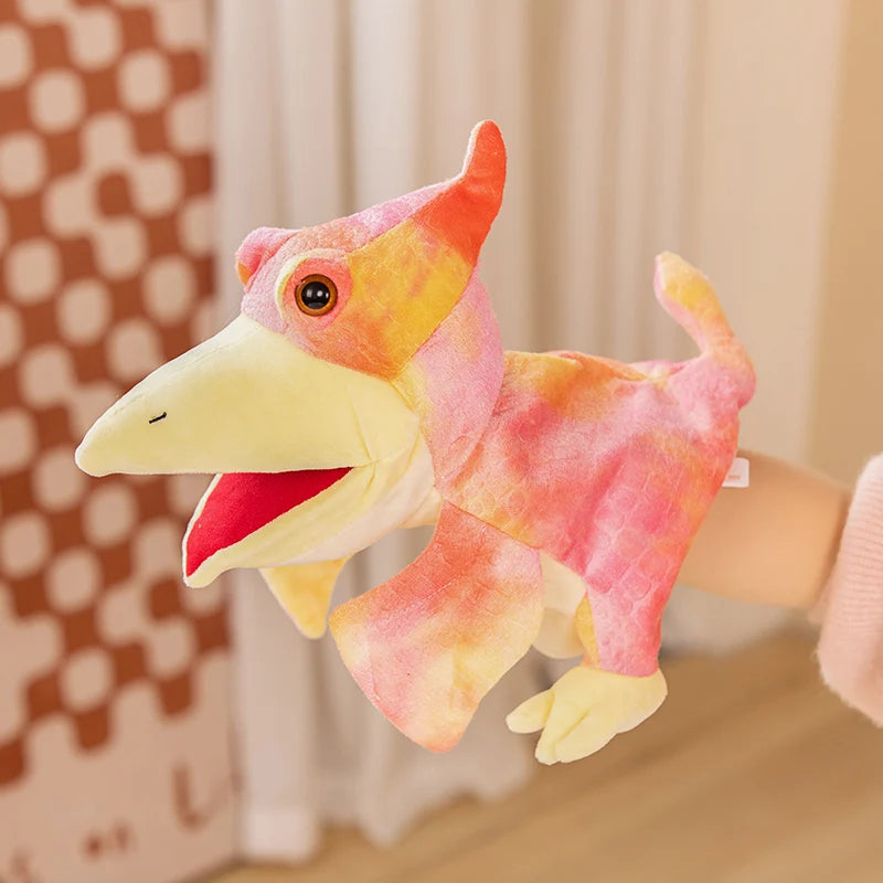 Un jouet en peluche de main de dinosaure avec des couleurs orange et rose tenu par une personne.