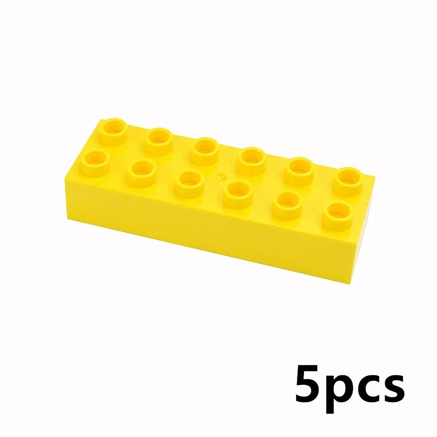 Un bloc de construction en plastique jaune avec cinq pièces rondes empilées.