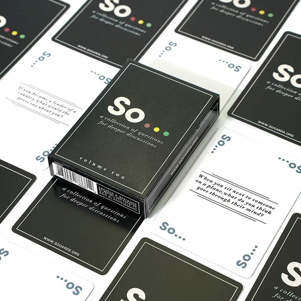 Eine Sammlung von So Cards-Gesprächsstartern für tiefere Diskussionen, mit verschiedenen Karten und einer Box.