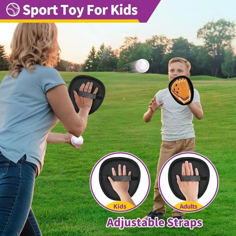 Eine Frau wirft einen Ball mit einem verstellbaren Bandspielzeug für Kinder und Erwachsene zu einem Jungen im Freien.