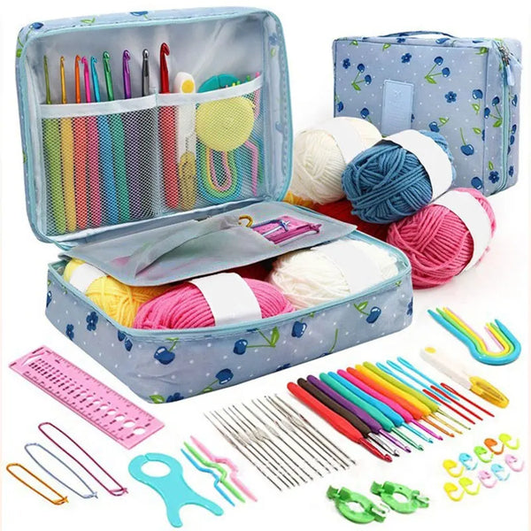 Bolsa azul con kit de crochet de 59 piezas para principiantes, incluye hilos de colores y herramientas.