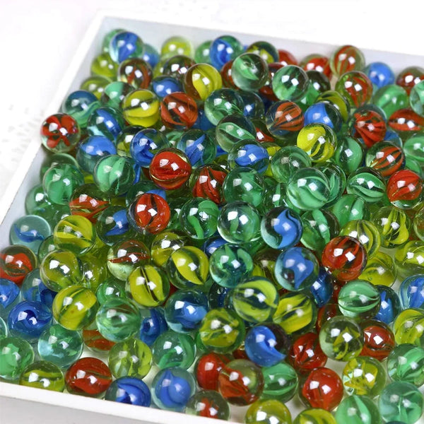 Eine Sammlung farbenfroher Glas-Marbling-Dekobälle in verschiedenen Grüntönen, Blautönen und Rottönen.