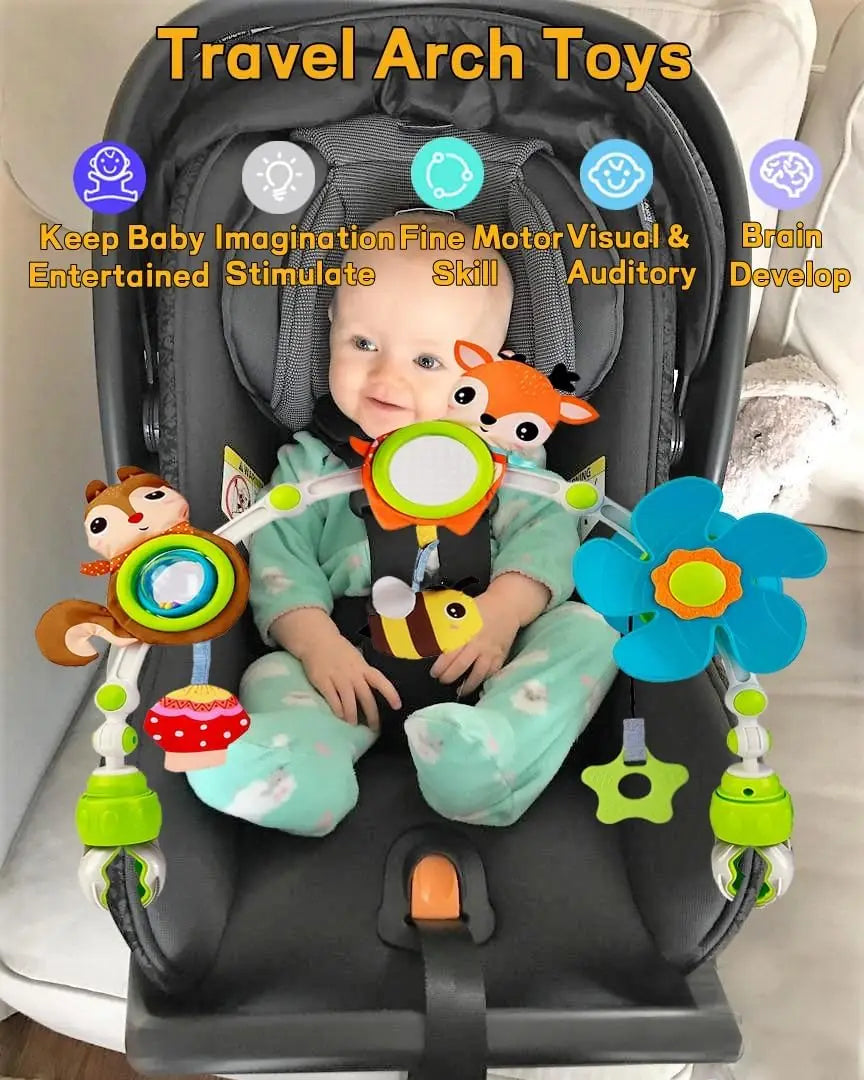 Ein Baby sitzt in einem verstellbaren musikalischen Aktivitätsbogen zum Entwickeln von Feinmotorik, visuellen und auditiven F