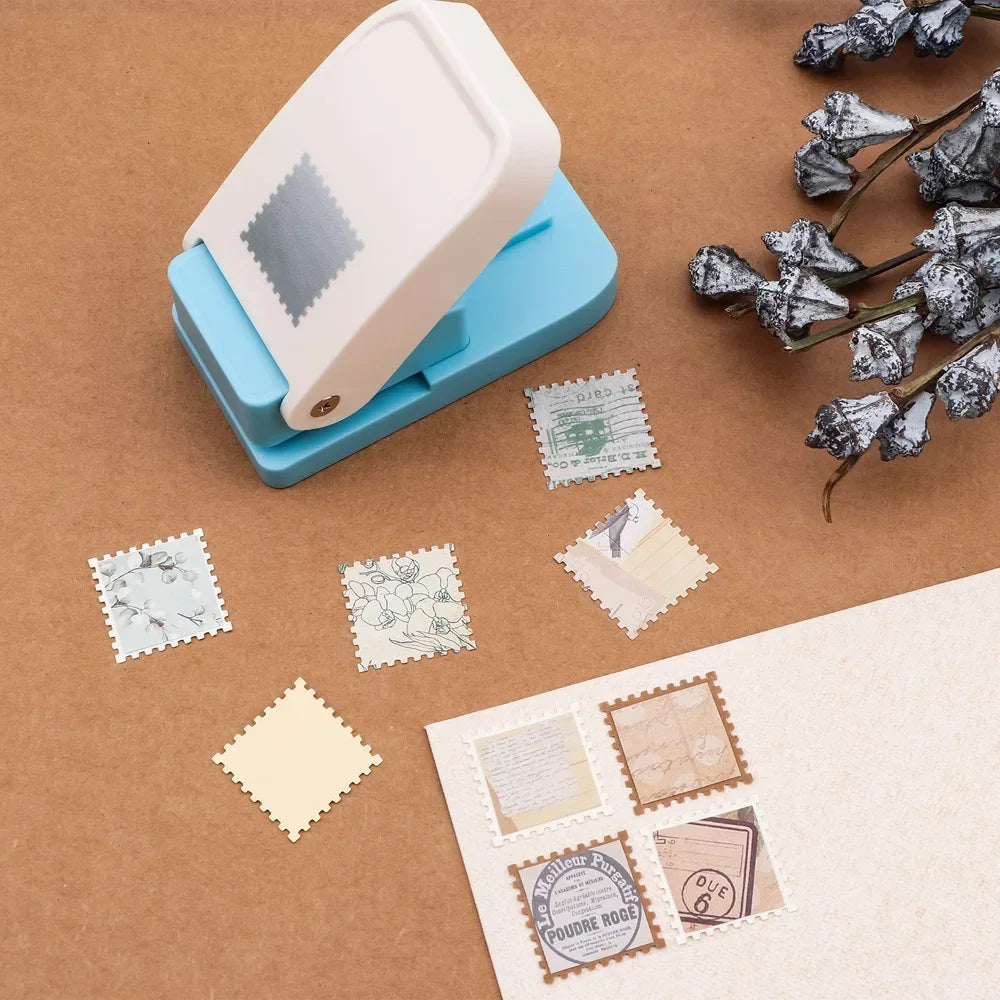 Un outil de perforation pour timbres carré, avec divers timbres perforés sur une surface marron.